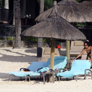 Exclusif - Sonia Rolland en vacances avec ses filles Kahina Lespert et Tess Rocancourt et ses amies Hélène de Fougerolles et Delphine McCarty (femme de Christophe Michalak) à l'île Maurice le 1er mars 2016.