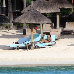 Exclusif - Sonia Rolland en vacances avec ses filles Kahina Lespert et Tess Rocancourt et ses amies Hélène de Fougerolles et Delphine McCarty (femme de Christophe Michalak) à l'île Maurice le 1er mars 2016.