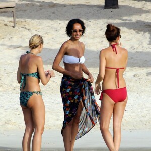 Exclusif - Sonia Rolland en vacances ses amies Hélène de Fougerolles et Delphine McCarty (femme de Christophe Michalak) à l'île Maurice le 1er mars 2016.