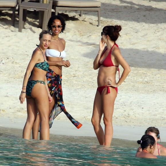 Exclusif - Sonia Rolland en vacances ses amies Hélène de Fougerolles et Delphine McCarty (femme de Christophe Michalak) à l'île Maurice le 1er mars 2016.