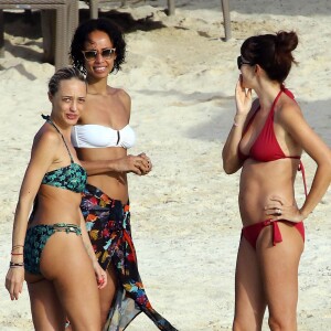 Exclusif - Sonia Rolland en vacances ses amies Hélène de Fougerolles et Delphine McCarty (femme de Christophe Michalak) à l'île Maurice le 1er mars 2016.