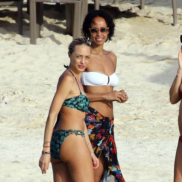 Exclusif - Sonia Rolland en vacances ses amies Hélène de Fougerolles et Delphine McCarty (femme de Christophe Michalak) à l'île Maurice le 1er mars 2016.