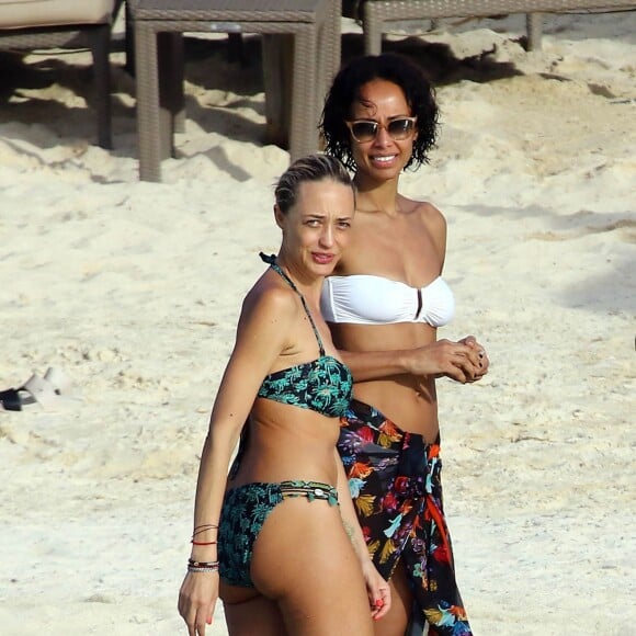 Exclusif - Sonia Rolland en vacances ses amies Hélène de Fougerolles et Delphine McCarty (femme de Christophe Michalak) à l'île Maurice le 1er mars 2016.