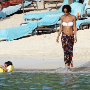 Exclusif - Sonia Rolland en vacances avec ses filles à l'île Maurice le 1er mars 2016.