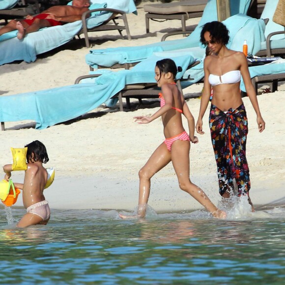 Exclusif - Sonia Rolland en vacances avec ses filles Kahina Lespert et Tess Rocancourt à l'île Maurice le 1er mars 2016.