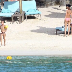 Exclusif - Sonia Rolland en vacances avec ses filles Kahina Lespert et Tess Rocancourt, et ses amies Hélène de Fougerolles et Delphine McCarty (femme de Christophe Michalak), à l'île Maurice le 1er mars 2016