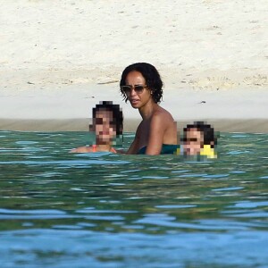 Exclusif - Sonia Rolland en vacances avec ses filles Kahina Lespert et Tess Rocancourt, et ses amies Hélène de Fougerolles et Delphine McCarty (femme de Christophe Michalak), à l'île Maurice le 1er mars 2016