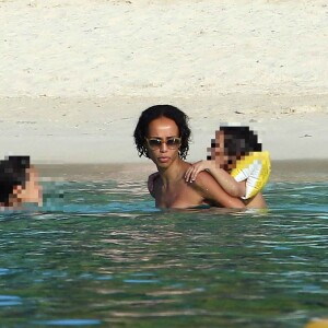 Exclusif - Sonia Rolland en vacances avec ses filles Kahina Lespert et Tess Rocancourt, et ses amies Hélène de Fougerolles et Delphine McCarty (femme de Christophe Michalak), à l'île Maurice le 1er mars 2016