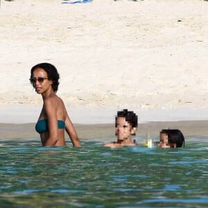 Exclusif - Sonia Rolland en vacances avec ses filles Kahina Lespert et Tess Rocancourt, et ses amies Hélène de Fougerolles et Delphine McCarty (femme de Christophe Michalak), à l'île Maurice le 1er mars 2016