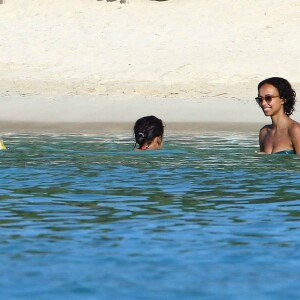 Exclusif - Sonia Rolland en vacances avec ses filles Kahina Lespert et Tess Rocancourt, et ses amies Hélène de Fougerolles et Delphine McCarty (femme de Christophe Michalak), à l'île Maurice le 1er mars 2016