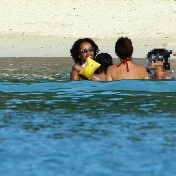 Exclusif - Sonia Rolland en vacances avec ses filles Kahina Lespert et Tess Rocancourt, et ses amies Hélène de Fougerolles et Delphine McCarty (femme de Christophe Michalak), à l'île Maurice le 1er mars 2016