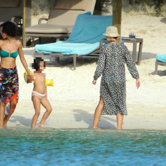 Exclusif - Sonia Rolland en vacances avec ses filles Kahina Lespert et Tess Rocancourt, et ses amies Hélène de Fougerolles et Delphine McCarty (femme de Christophe Michalak), à l'île Maurice le 1er mars 2016