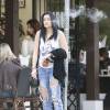 Exclusif - La fille de Michael Jackson, Paris Jackson attend en fumant une cigarette une table pour déjeuner avec des amies au restaurant à Los Angeles, le 16 janvier 2016.