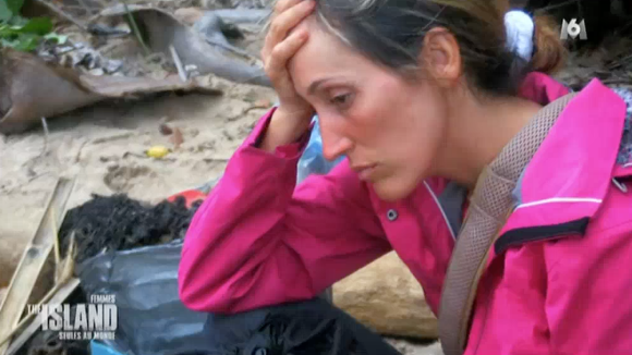 Carole abandonne dans "The Island 2, seules au monde" sur M6. Le 15 mars 2016.