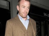 Guy Ritchie, en plein divorce avec Madonna, tombe bien bas avec une autre blonde...