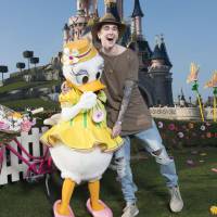 Gabriel-Kane Day-Lewis et Melissa Theuriau fêtent le printemps à Disneyland !