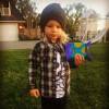 Ace, le fils de Jessica Simpson, prend la pose dans le jardin de la star. Instagram, Mars 2016