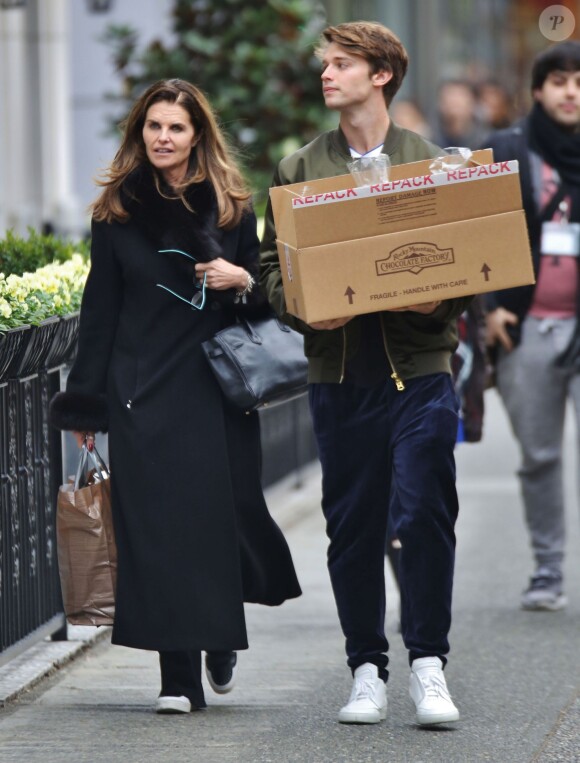 Exclusif - Maria Shriver et son fils Patrick Schwarzenegger se promènent avec des boites de chocolat à Vancouver, le 11 novembre 2015