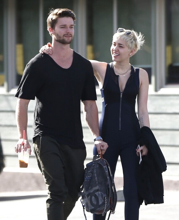 Semi-Exclusif - Miley Cyrus et son compagnon Patrick Schwarzenegger sont repérés à la sortie du restaurant "Taco Hugo" à Studio city le 22 janvier 2015 au retour de leur escapade amoureuse à Hawaï.