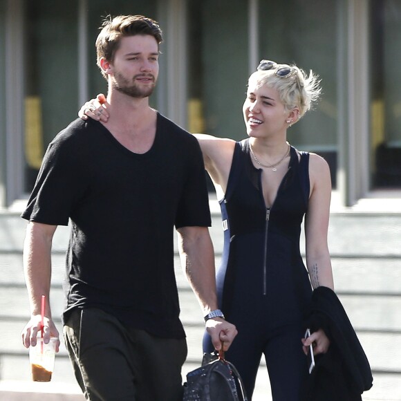 Semi-Exclusif - Miley Cyrus et son compagnon Patrick Schwarzenegger sont repérés à la sortie du restaurant "Taco Hugo" à Studio city le 22 janvier 2015 au retour de leur escapade amoureuse à Hawaï.