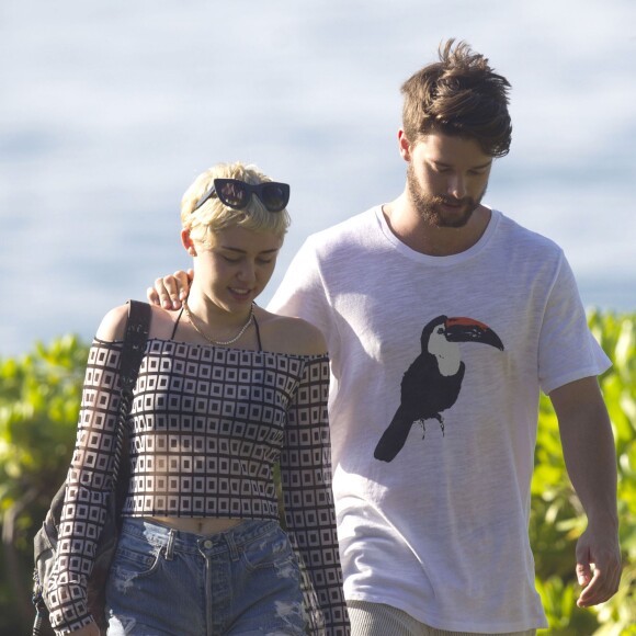 Exclusif - Miley Cyrus et son petit ami Patrick Schwarzenegger en vacances sur la plage de Maui à Hawaï le 21 janvier 2015.