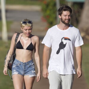 Exclusif - Miley Cyrus et son petit ami Patrick Schwarzenegger en vacances sur la plage de Maui à Hawaï le 21 janvier 2015.