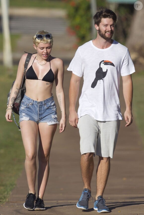 Exclusif - Miley Cyrus et son petit ami Patrick Schwarzenegger en vacances sur la plage de Maui à Hawaï le 21 janvier 2015.