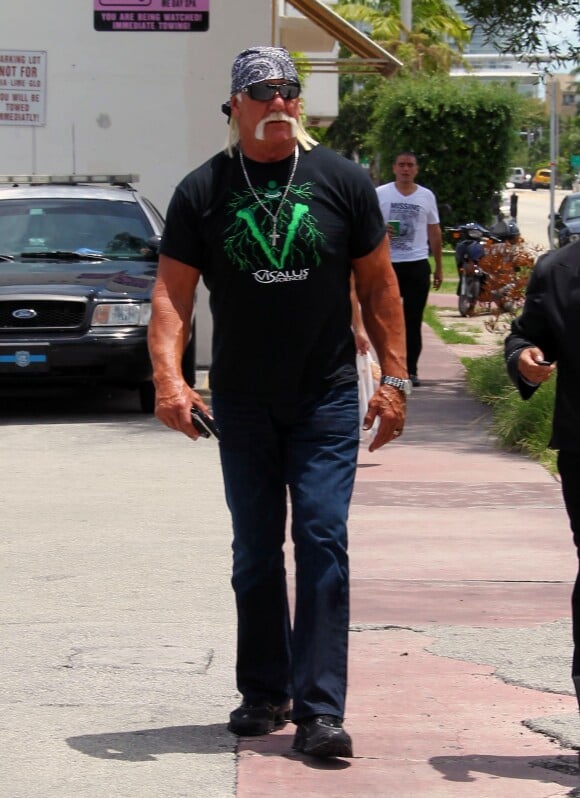 Exclusif - Hulk Hogan se promène dans les rues de Miami, le 14 juillet 2012