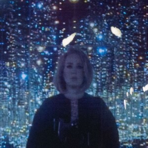 Adele (Meilleure artiste féminine anglaise, Meilleur single anglais de l'année pour "Hello", Meilleur album britannique pour "25", prix d'honneur) sur la scène de l'O2 Arena lors de la cérémonie des BRIT Awards 2016 à Londres, le 24 février 2016.