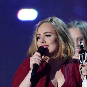 Adele (Meilleure artiste féminine anglaise, Meilleur single anglais de l'année pour "Hello", Meilleur album britannique pour "25", prix d'honneur) à la Cérémonie des BRIT Awards 2016 à l'O2 Arena à Londres, le 24 février 2016.