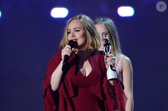 Adele (Meilleure artiste féminine anglaise, Meilleur single anglais de l'année pour "Hello", Meilleur album britannique pour "25", prix d'honneur) à la Cérémonie des BRIT Awards 2016 à l'O2 Arena à Londres, le 24 février 2016.