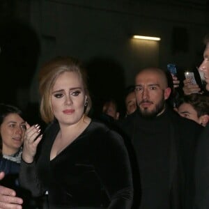 La chanteuse Adele rencontre ses fans lors de son arrivée à Milan en Italie le 4 décembre 2015