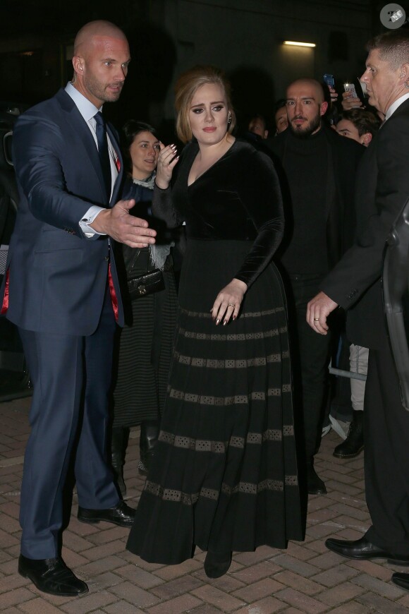 La chanteuse Adele rencontre ses fans lors de son arrivée à Milan en Italie le 4 décembre 2015