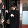 La chanteuse Adele sort avec une tasse la main d'un immeuble à New York, le 24 novembre 2015