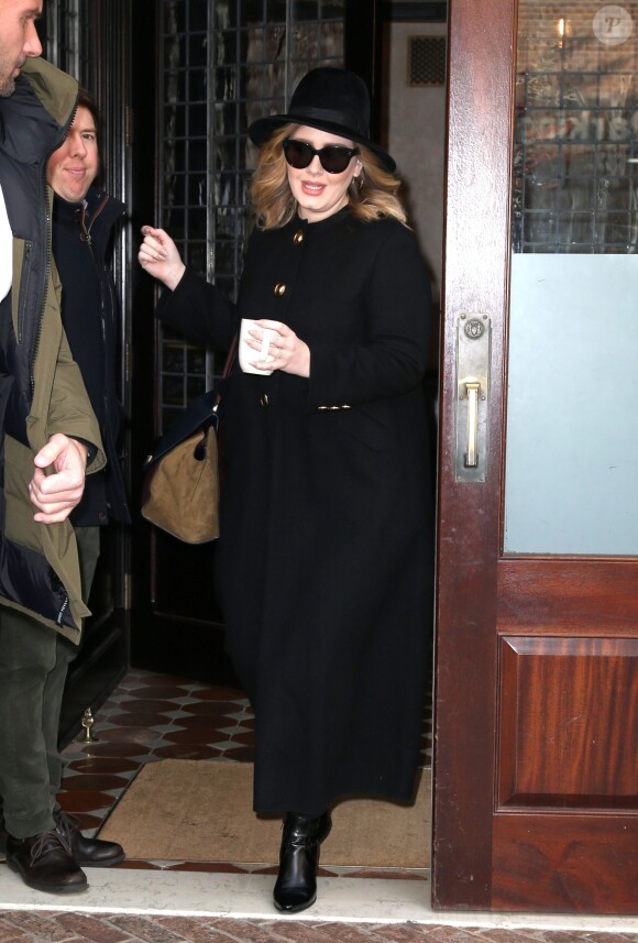 La chanteuse Adele sort avec une tasse la main d'un immeuble à New York, le 24 novembre 2015