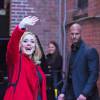 La chanteuse Adele salue ses fans habillée d'un manteau rouge au Joe's pub de New York le 20 novembre 2015 © CPA/Bestimage
