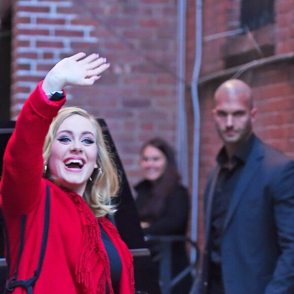 La chanteuse Adele salue ses fans habillée d'un manteau rouge au Joe's pub de New York le 20 novembre 2015 © CPA/Bestimage