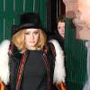 La chanteuse Adele quitte l'hôtel Waverly Inn de New York le 20 novembre 2015. Elle porte un gilet original fait de fourrure et de motifs colorés. © CPA/Bestimage