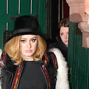 La chanteuse Adele quitte l'hôtel Waverly Inn de New York le 20 novembre 2015. Elle porte un gilet original fait de fourrure et de motifs colorés. © CPA/Bestimage