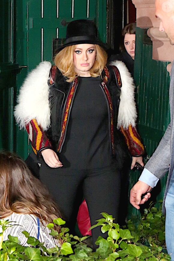 La chanteuse Adele quitte l'hôtel Waverly Inn de New York le 20 novembre 2015. Elle porte un gilet original fait de fourrure et de motifs colorés. © CPA/Bestimage