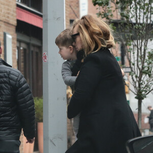 Exclusif - Adele avec son fils Angelo James Konecki et son compagnon Simon Konecki dans les rues de New York, le 18 novembre 2015