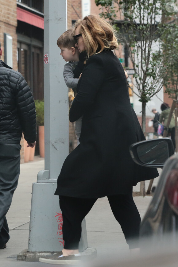 Exclusif - Adele avec son fils Angelo James Konecki et son compagnon Simon Konecki dans les rues de New York, le 18 novembre 2015