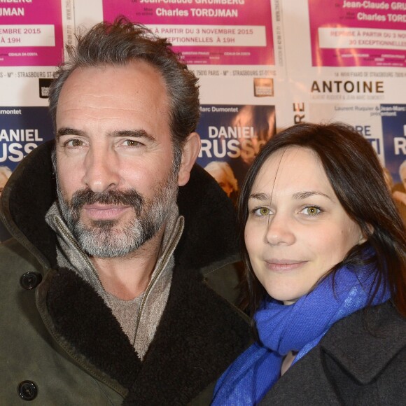 Jean Dujardin et sa compagne Nathalie Péchalat - Photocall de la générale de la pièce "L'être ou pas" au Théâtre Antoine à Paris le 21 mars 2016. © Coadic Guirec/Bestimage