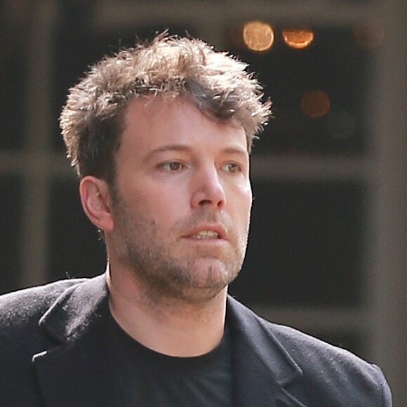 Ben Affleck arrive à l'hôtel Four Seasons de Beverly Hills une boisson à la main le 1er mars 2016. 