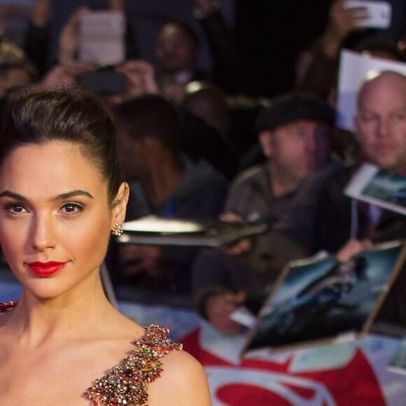 Gal Gadot (robe Prada) à la première européenne de "Batman vs. Superman" au cinéma Odeon à Londres le 22 mars 2016.