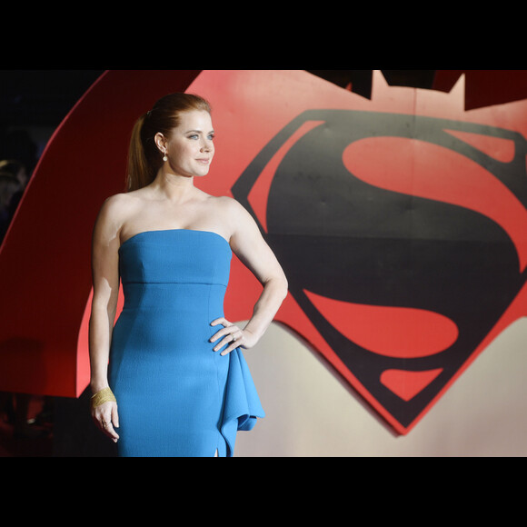 Amy Adams (robe Antonio Berardi) lors de la première européenne du film "Batman V Superman : L'Aube de la Justice" au Odeon Cinema, Leicester Square à Londres, le 22 mars 2016.