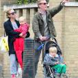Billie Piper et son mari Laurence Fox ainsi que leurs deux enfants à Londres, le 17 avril 2013