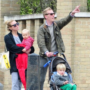 Billie Piper et son mari Laurence Fox ainsi que leurs deux enfants à Londres, le 17 avril 2013