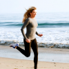 Suzy Favor Hamilton court sur la plage. Photo publiée sur sa page Twitter au mois de décembre 2015.