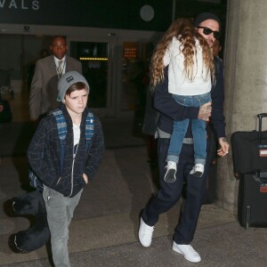 David Beckham et ses quatre enfants Brooklyn, Romeo, Cruz et Harper à l'aéroport LAX de Los Angeles, le 24 mars 2016.